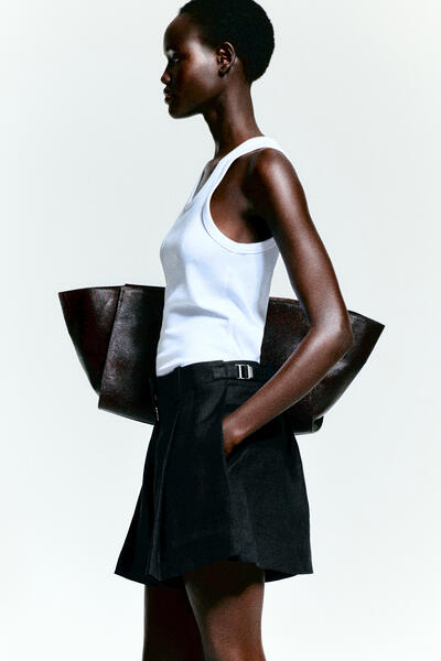 COS プリーツ入りベルト付き リネンショーツ