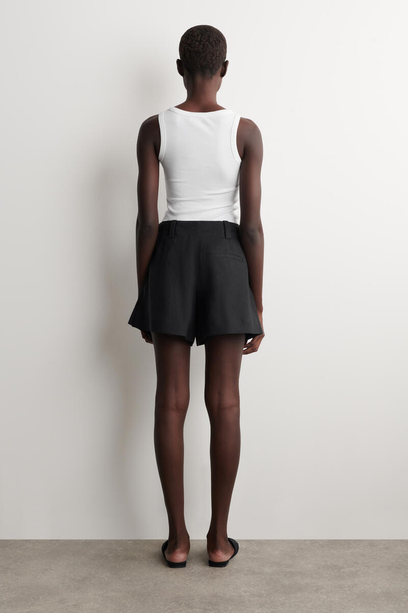 COS プリーツ入りベルト付き リネンショーツ