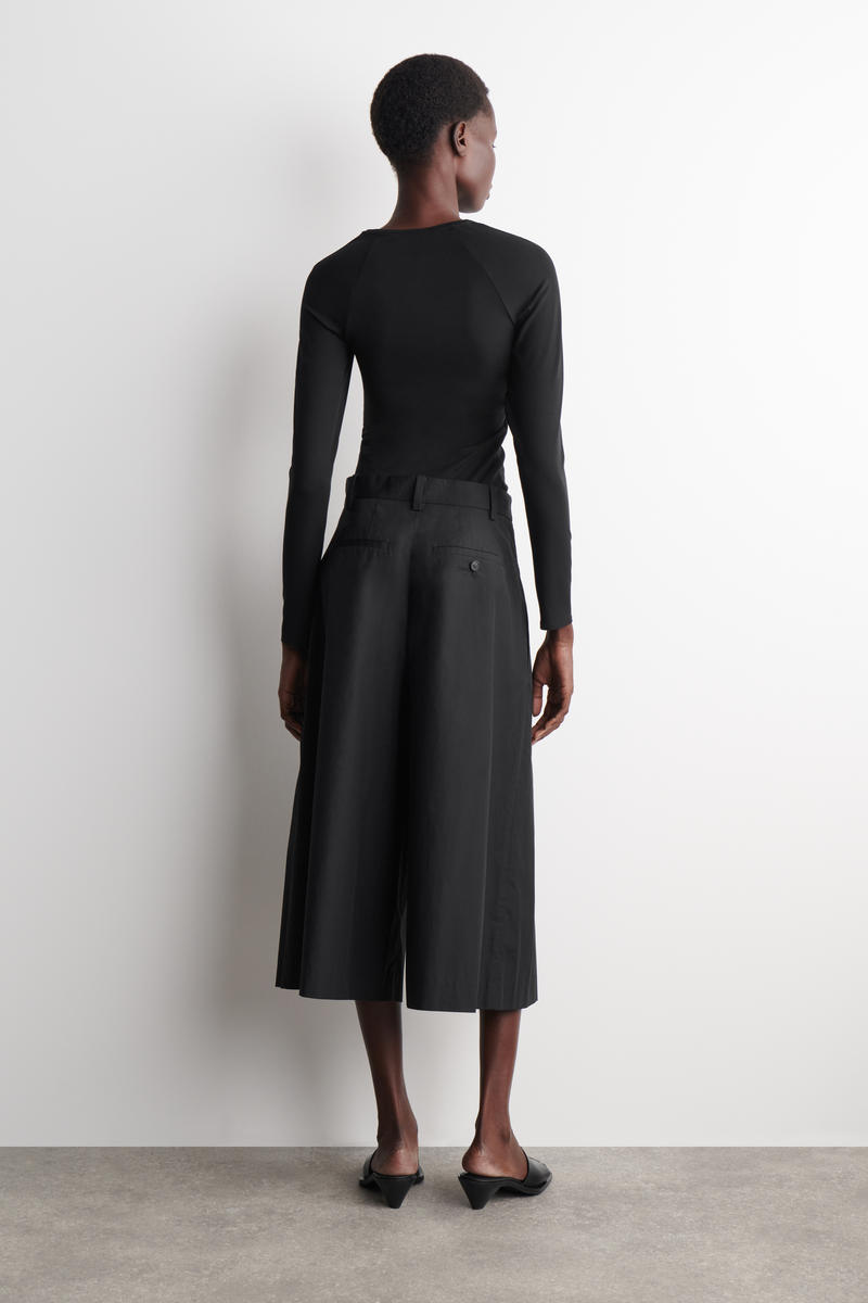 COS プリーツ入り コットンキュロット