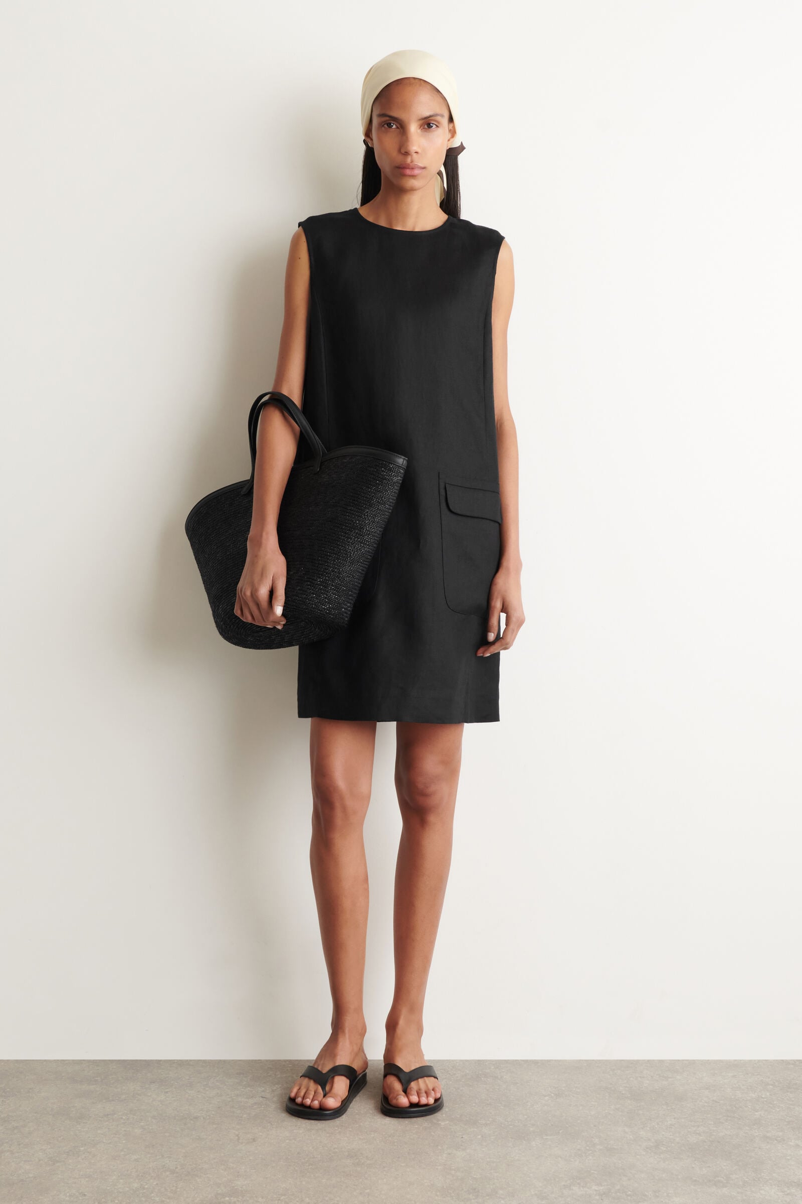 LINEN MINI SHIFT DRESS リネンミニシフトワンピース ブラック｜COS