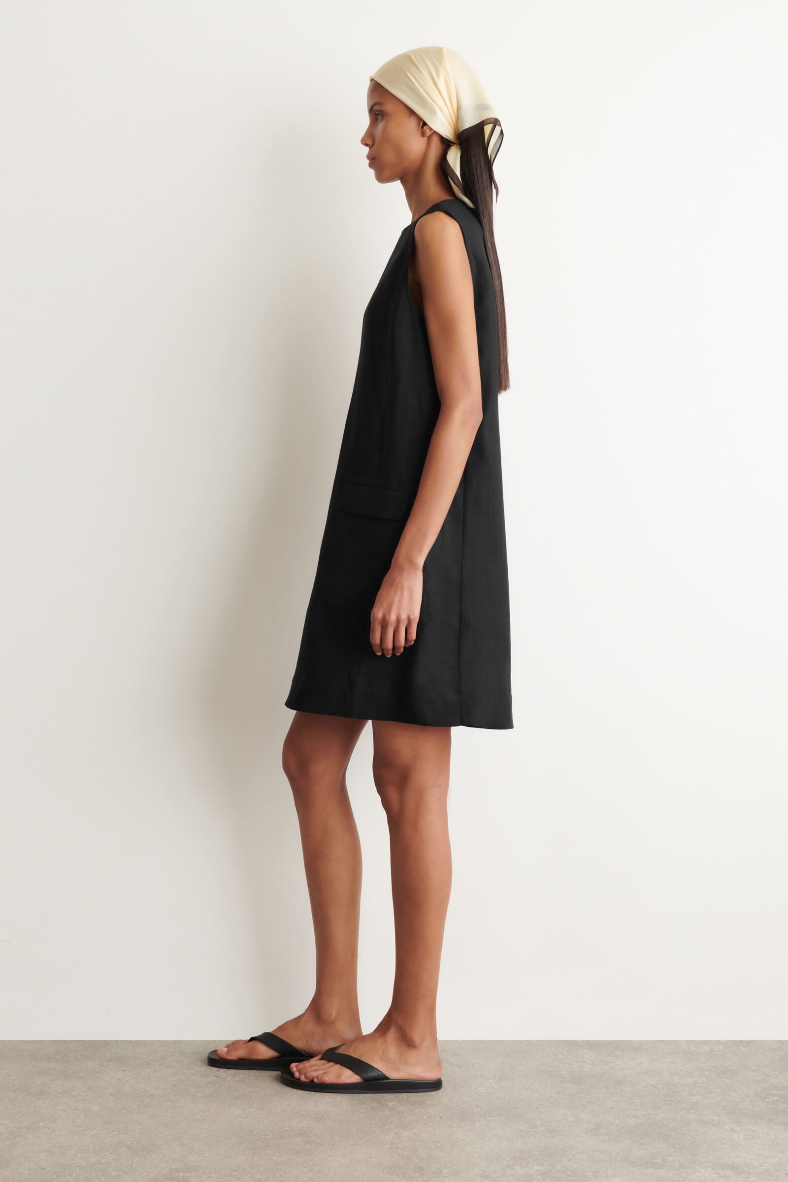 LINEN MINI SHIFT DRESS リネンミニシフトワンピース ブラック｜COS