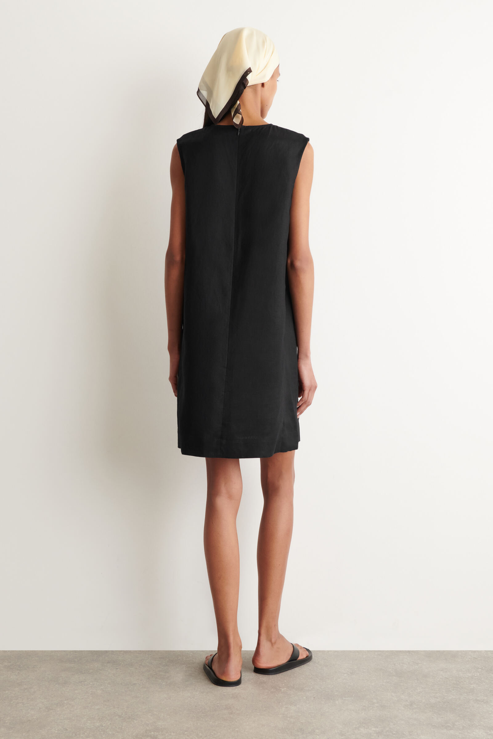 LINEN MINI SHIFT DRESS リネンミニシフトワンピース ブラック｜COS