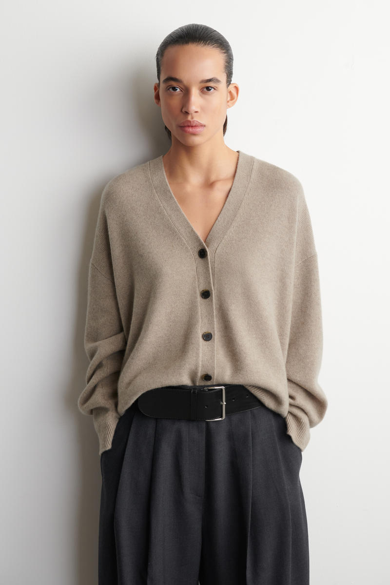 CASHMERE V-NECK CARDIGAN カシミアVネックカーディガン ベージュ｜COS