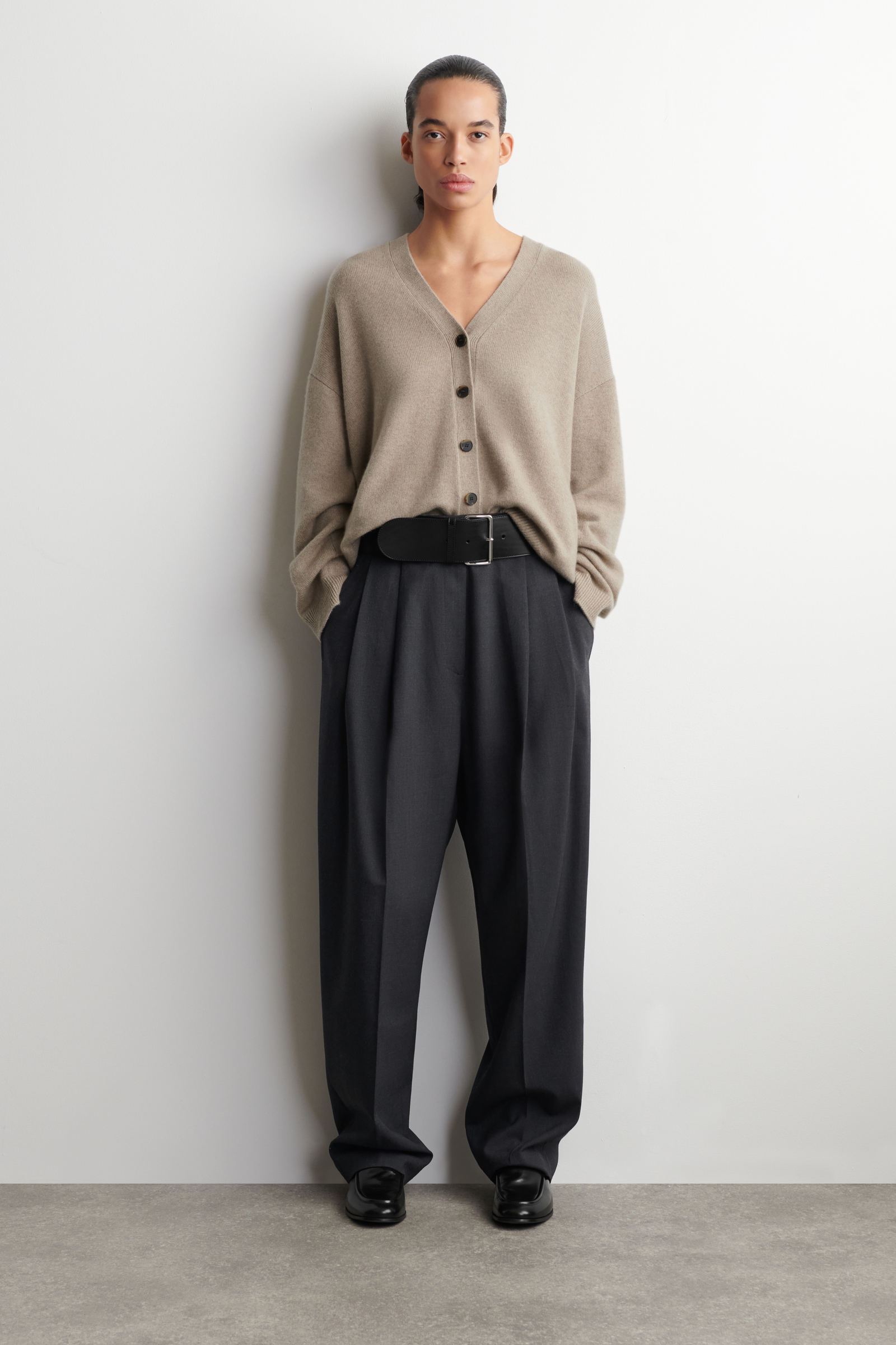 CASHMERE V-NECK CARDIGAN カシミアVネックカーディガン ベージュ｜COS