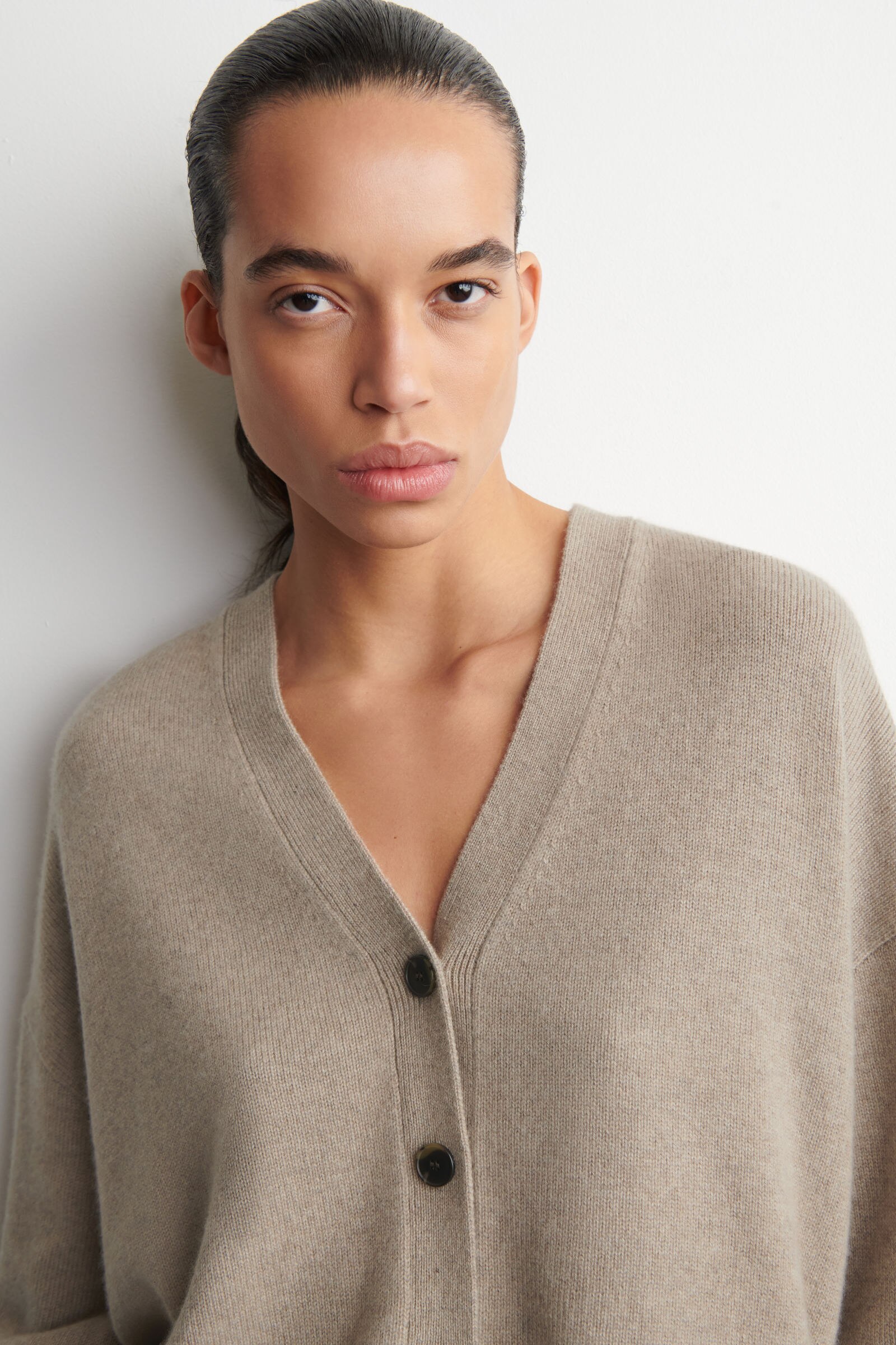 CASHMERE V-NECK CARDIGAN カシミアVネックカーディガン ベージュ｜COS