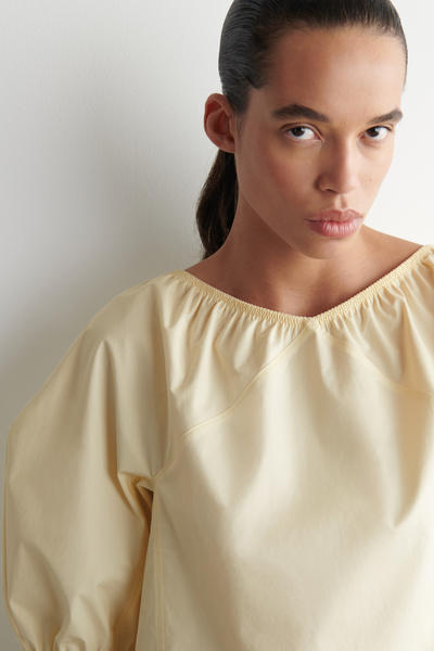 COS ギャザード パフスリーブブラウス