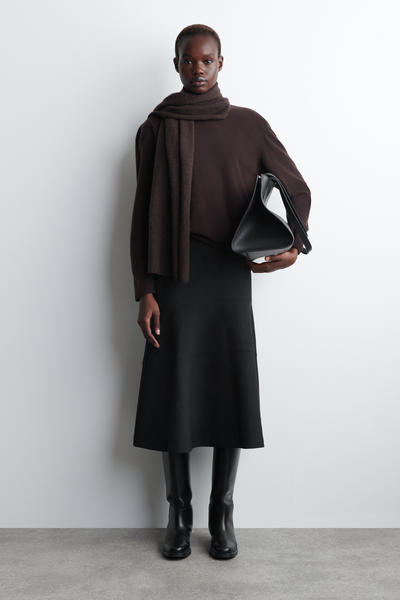 COS カーブしたAラインミディスカート