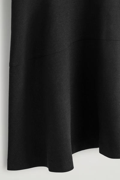 COS カーブしたAラインミディスカート