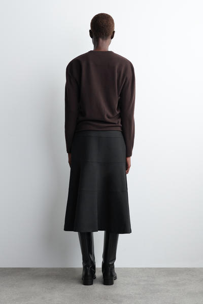 COS カーブしたAラインミディスカート