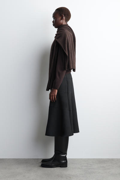 COS カーブしたAラインミディスカート