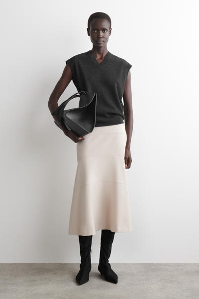 COS カーブしたAラインミディスカート