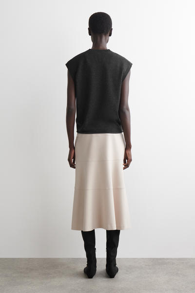 COS カーブしたAラインミディスカート