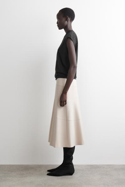 COS カーブしたAラインミディスカート