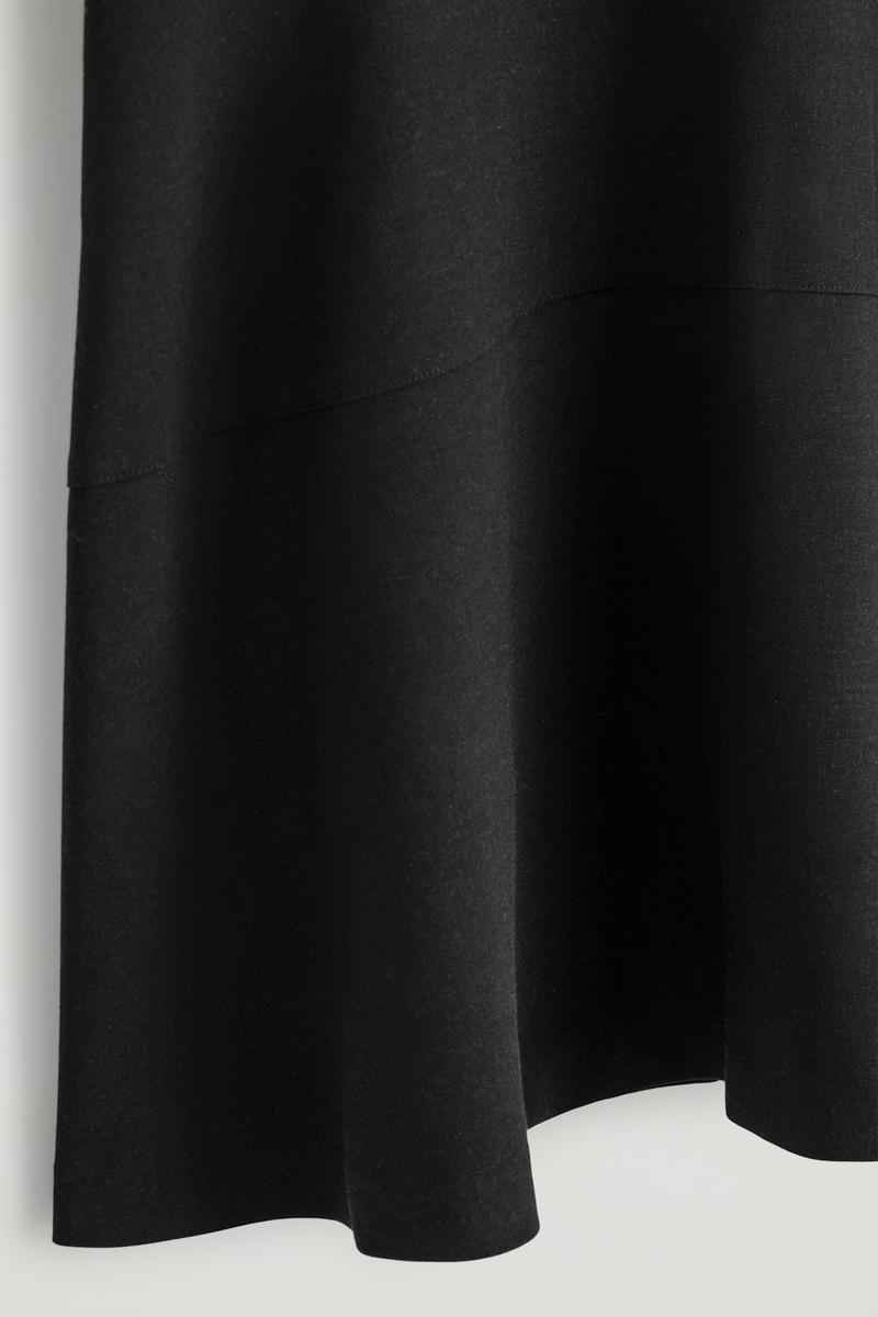 COS カーブしたAラインミディスカート