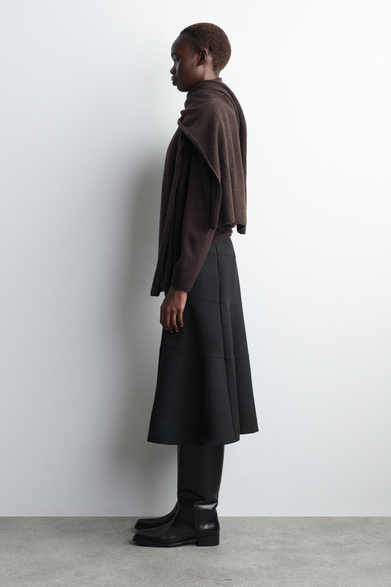 COS カーブしたAラインミディスカート