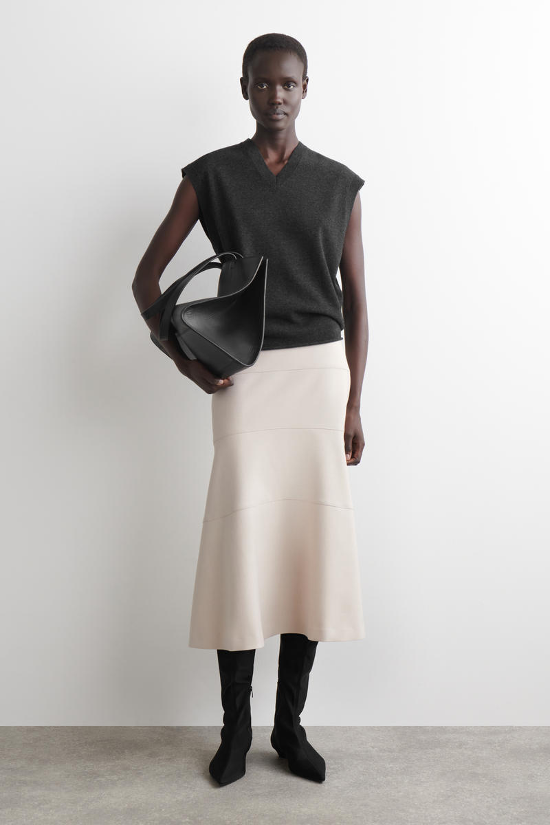 COS カーブしたAラインミディスカート