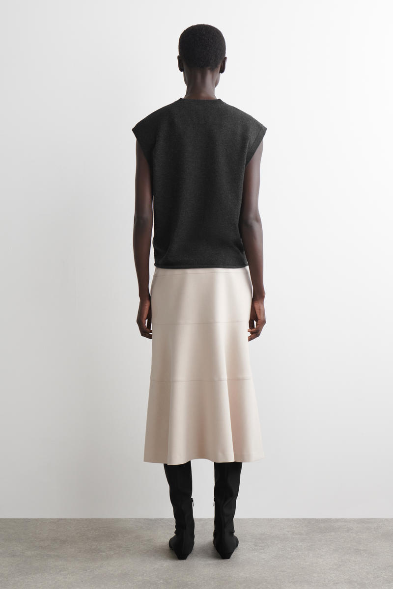 COS カーブしたAラインミディスカート