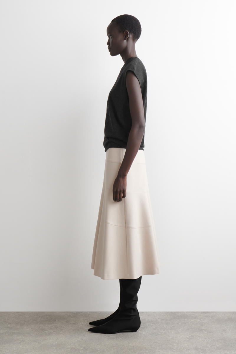 COS カーブしたAラインミディスカート