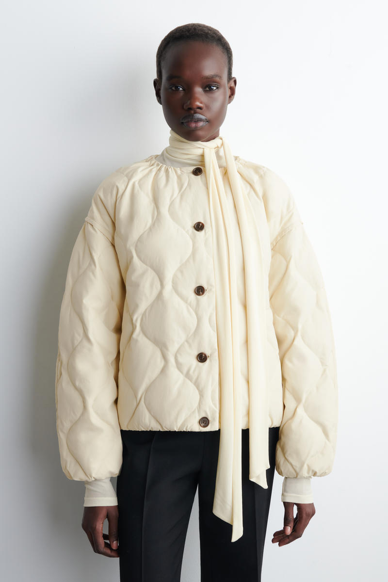 COS ギャザー入り キルティングダウンジャケット