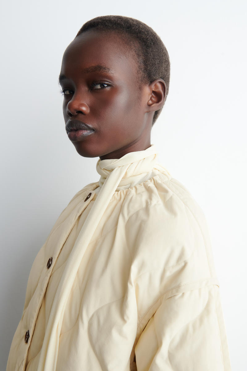 COS ギャザー入り キルティングダウンジャケット