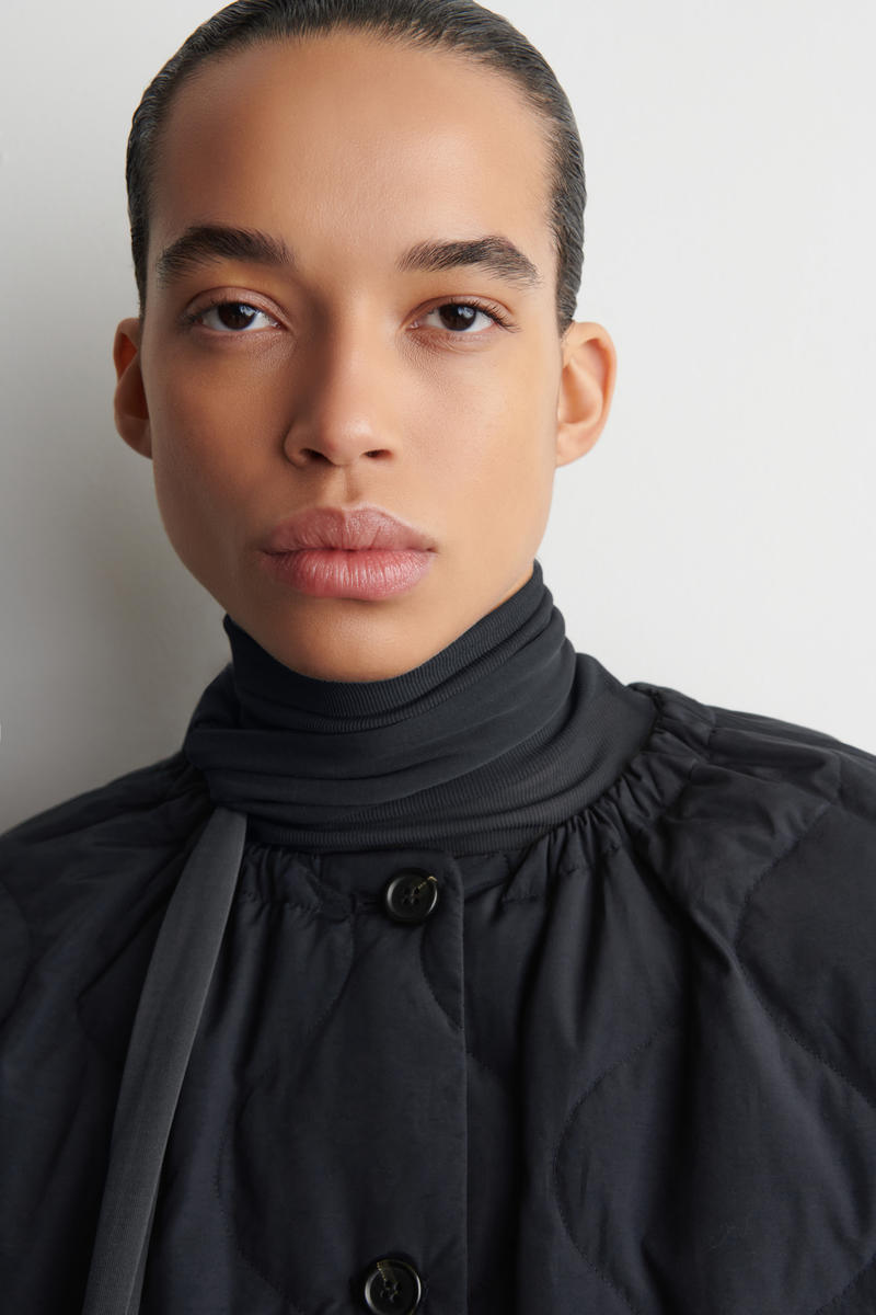 COS ギャザー入り キルティングダウンジャケット