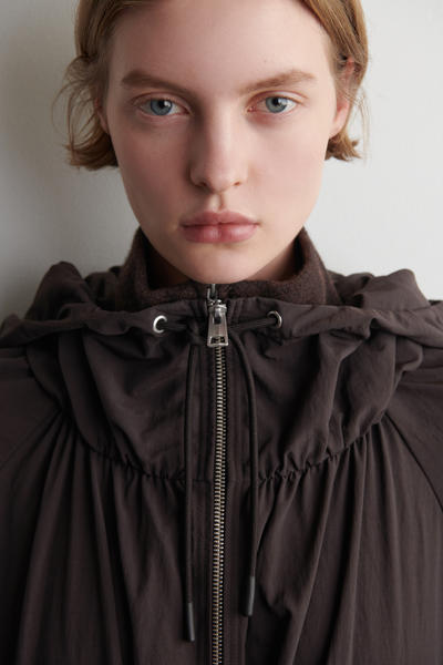 COS テクニカルフード付きパーカージャケット