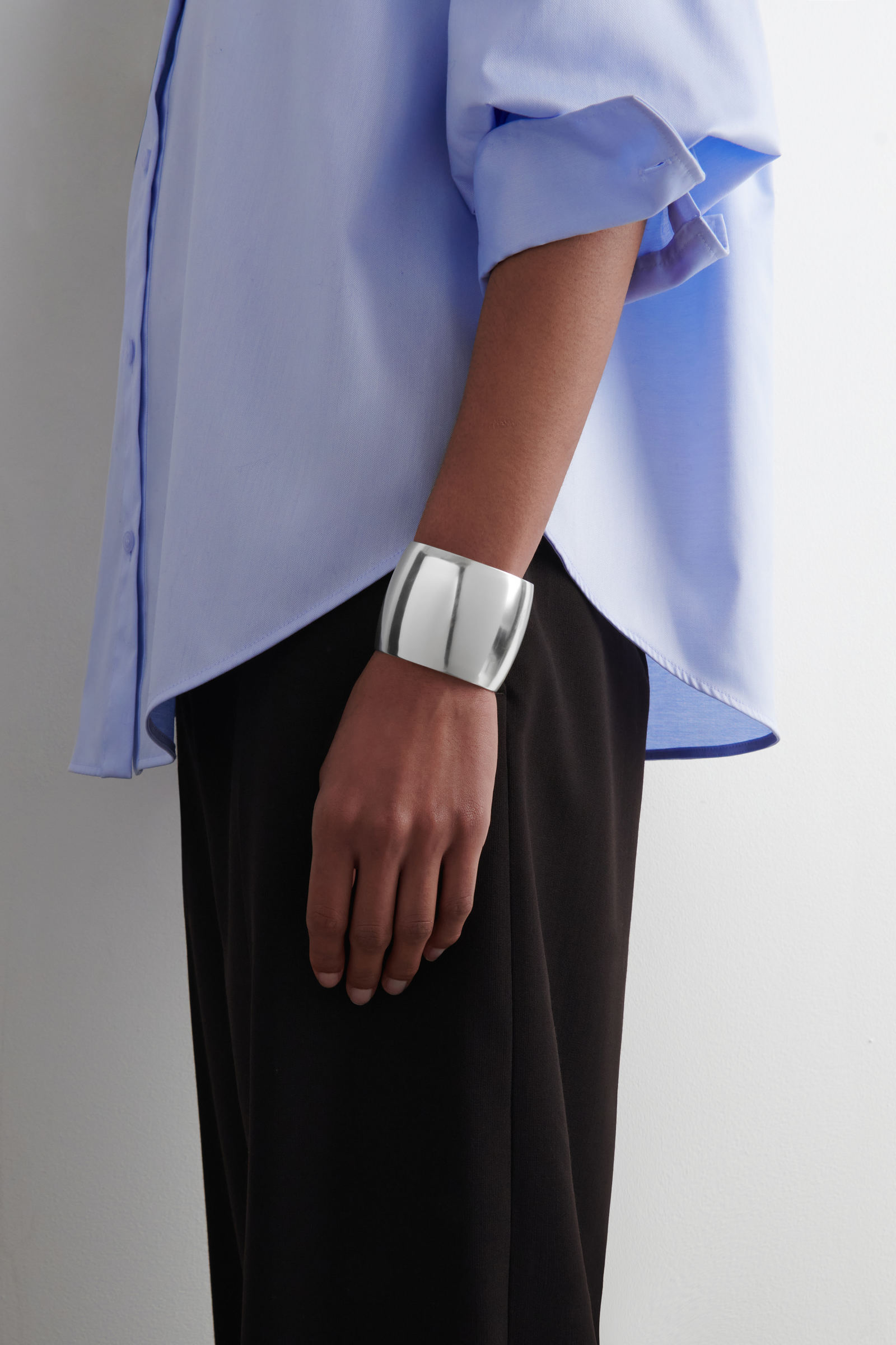 WIDE CUFF ワイドカフ シルバー｜COS コス 公式オンラインストア