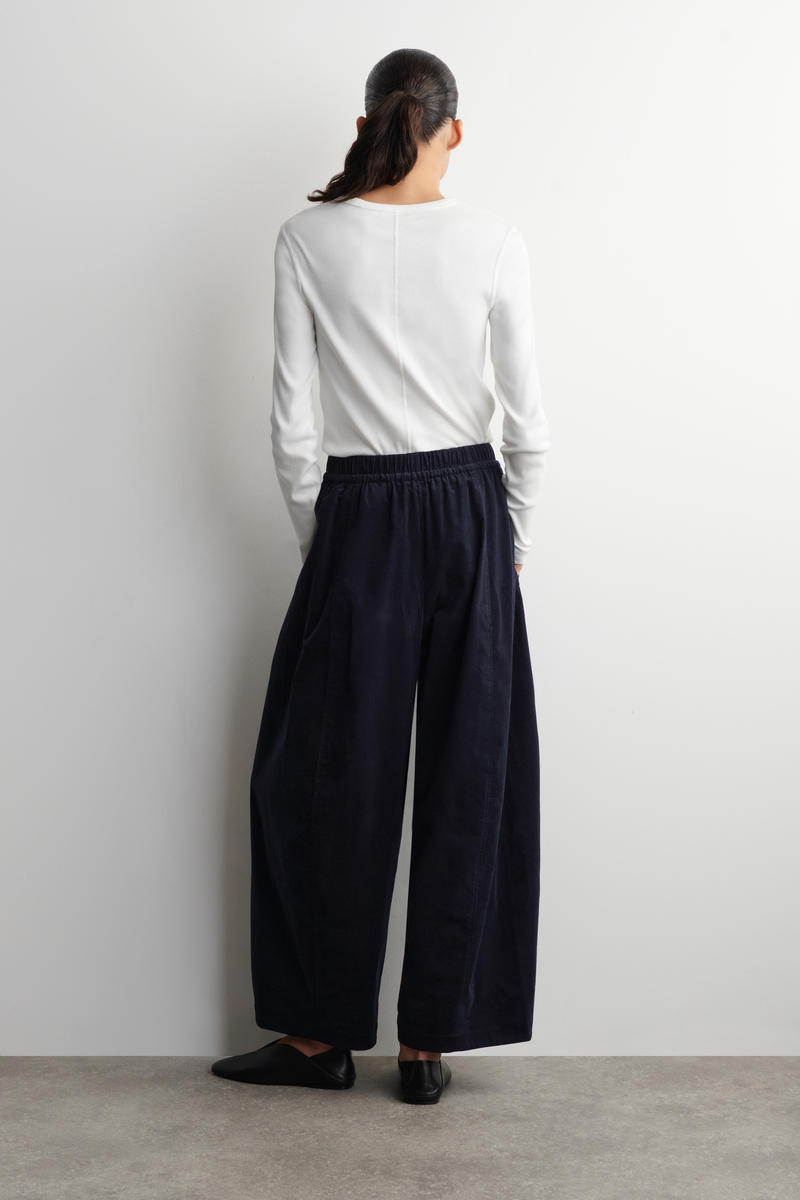 COS ウエストゴム入り コーデュロイ バレルレッグパンツ