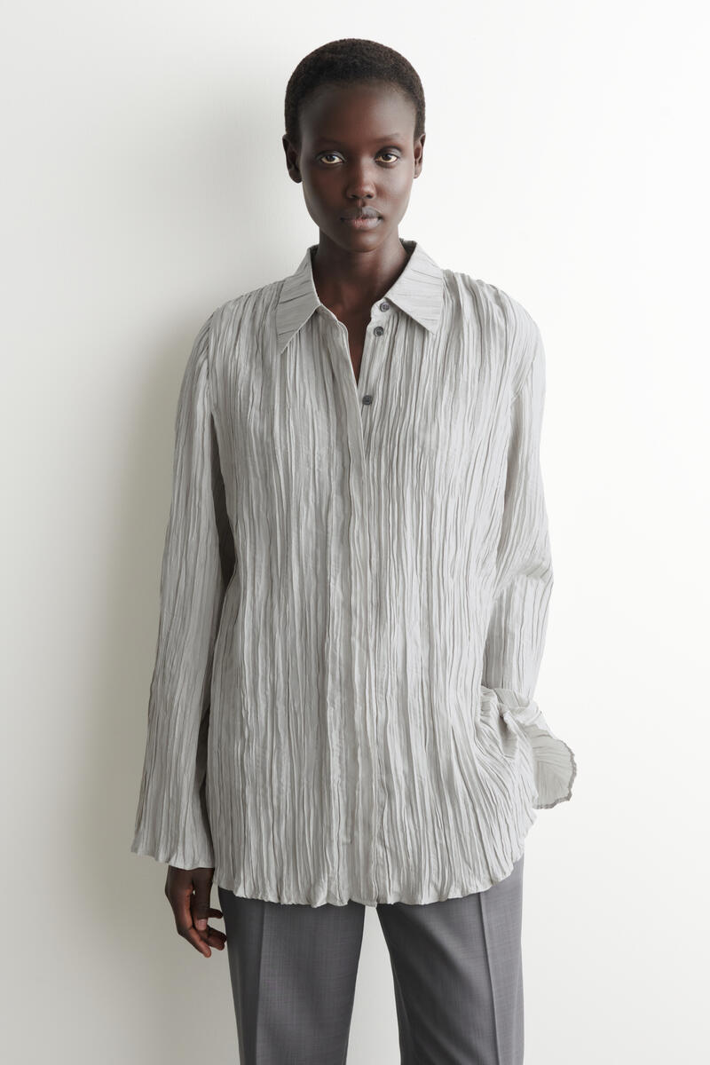 COS ラウンドシルエット テクスチャードシルクシャツ