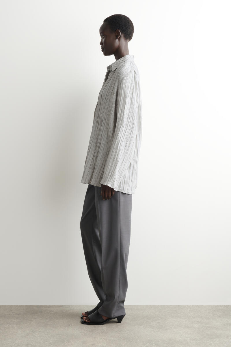 COS ラウンドシルエット テクスチャードシルクシャツ