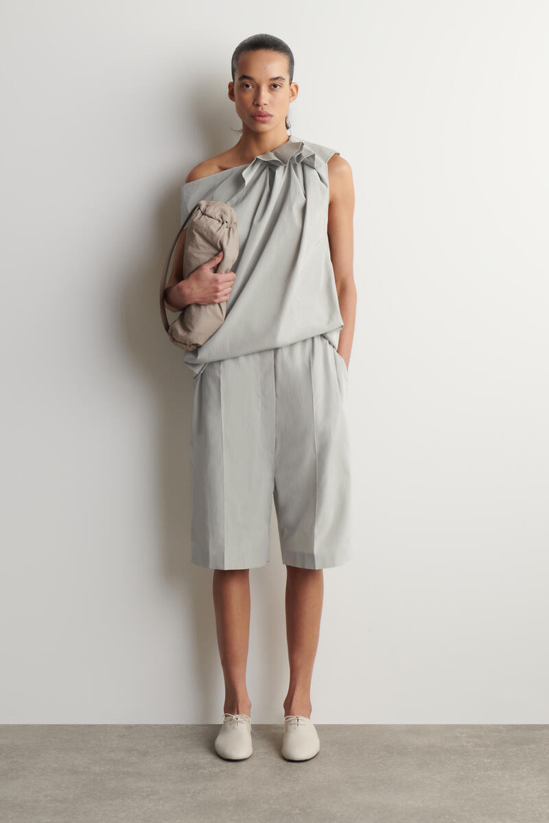 COS ドロップクロッチ テーラードショーツ