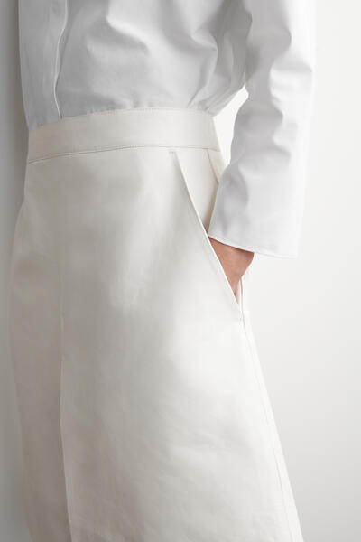 COS プリーツ入り テクスチャードレザー ミディスカート