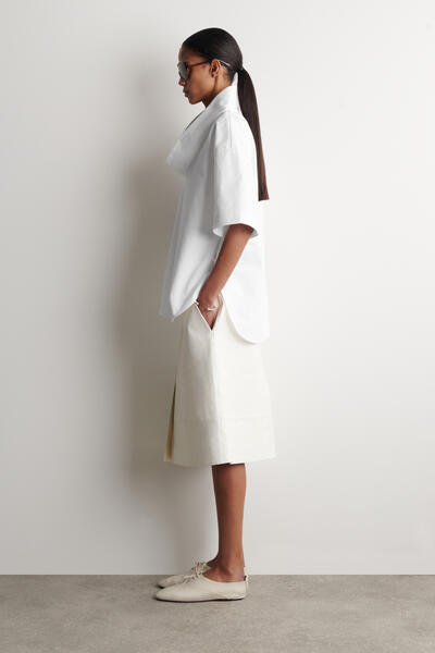 COS プリーツ入り テクスチャードレザー ミディスカート