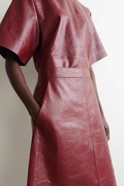 COS プリーツ入り テクスチャードレザー ミディスカート