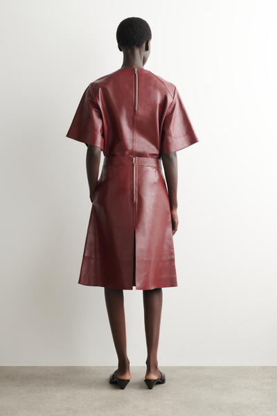 COS プリーツ入り テクスチャードレザー ミディスカート