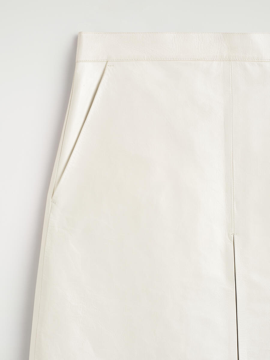 COS プリーツ入り テクスチャードレザー ミディスカート