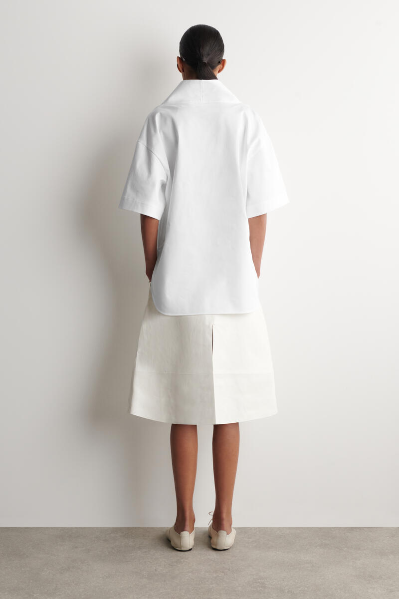 COS プリーツ入り テクスチャードレザー ミディスカート