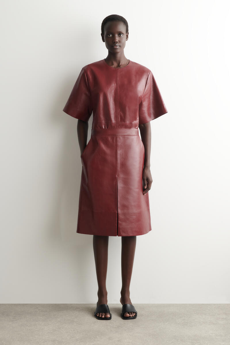 COS プリーツ入り テクスチャードレザー ミディスカート