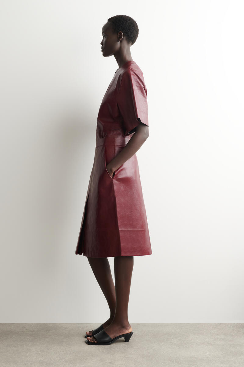 COS プリーツ入り テクスチャードレザー ミディスカート