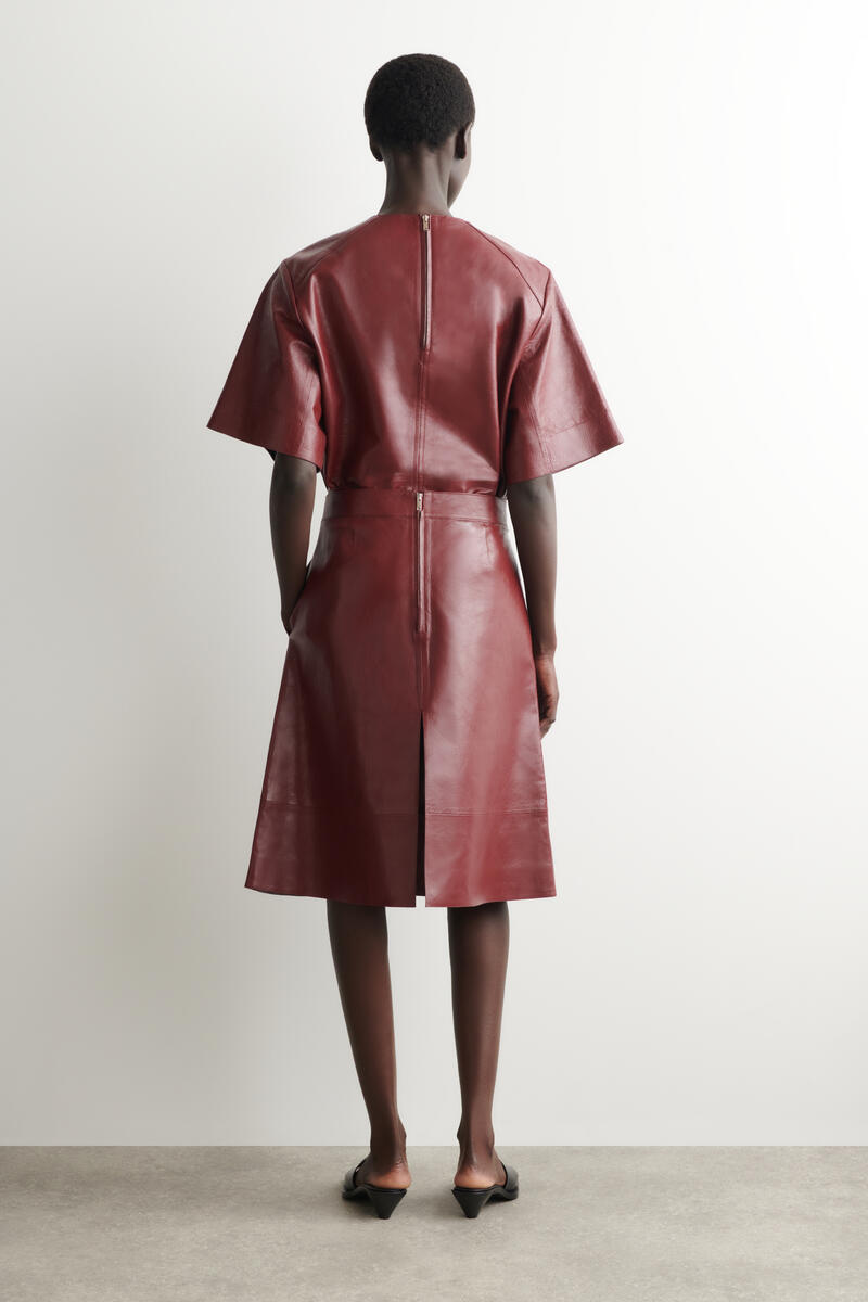 COS プリーツ入り テクスチャードレザー ミディスカート