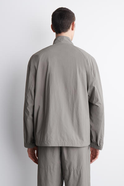 COS テクニカルナイロン スポーツジャケット