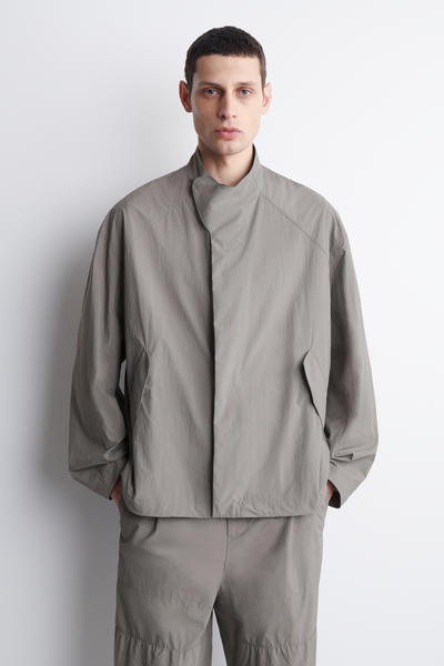 COS テクニカルナイロン スポーツジャケット