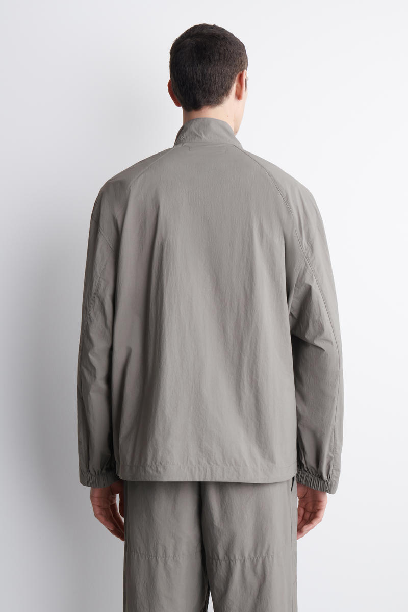 COS テクニカルナイロン スポーツジャケット