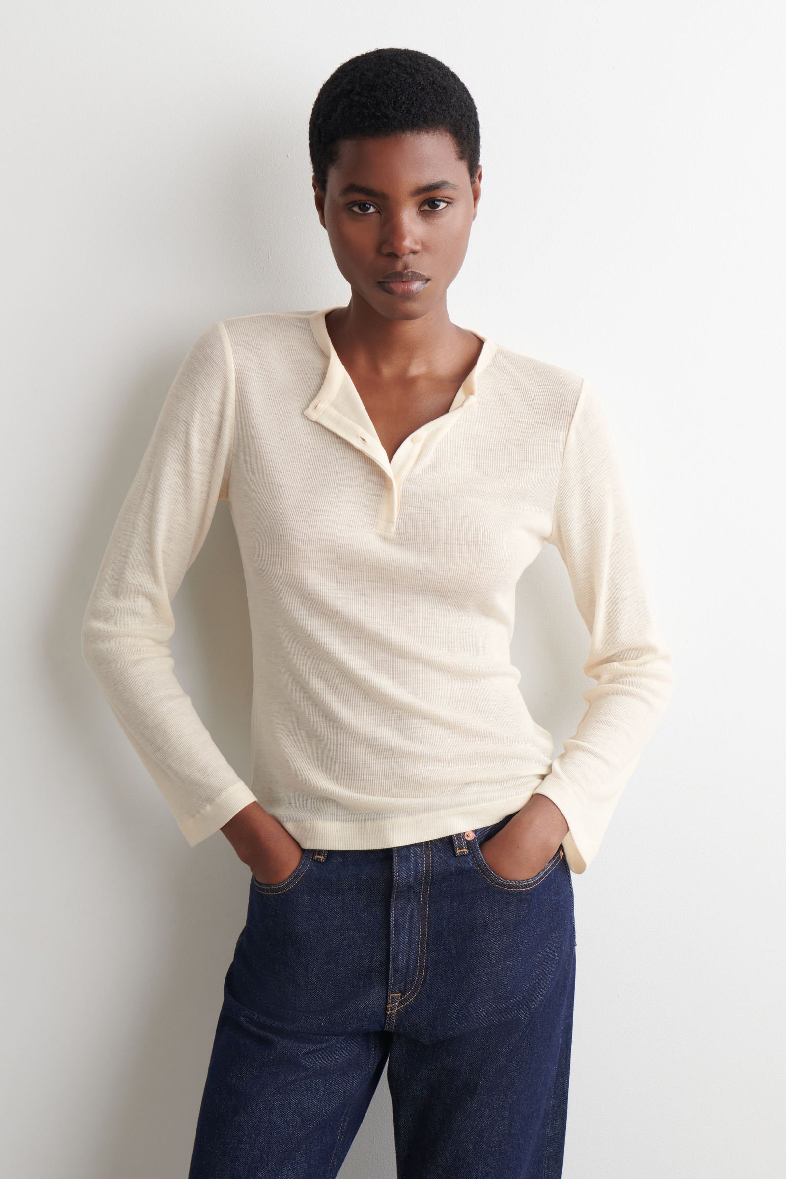 RIBBED WOOL HENLEY TOP メリノウール ヘンリートップ アイボリー｜COS