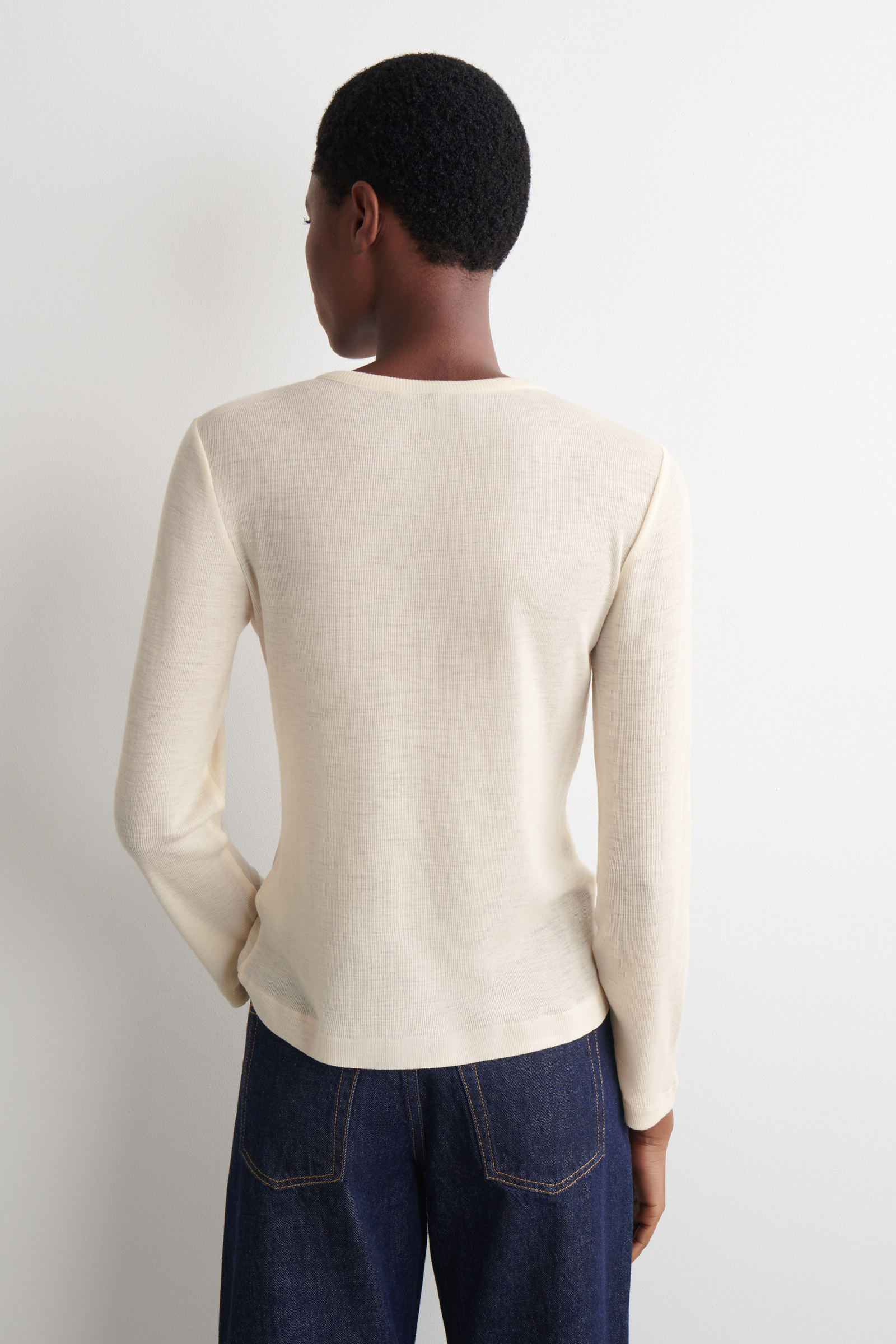 RIBBED WOOL HENLEY TOP メリノウール ヘンリートップ アイボリー｜COS