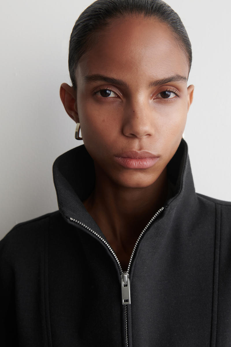 FUNNEL-NECK ZIP-UP TOP ファンネルネックジップアップトップ