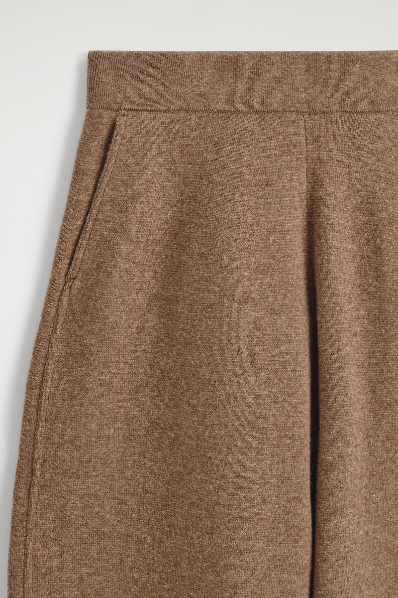 COS メリノウールバレルレッグパンツ