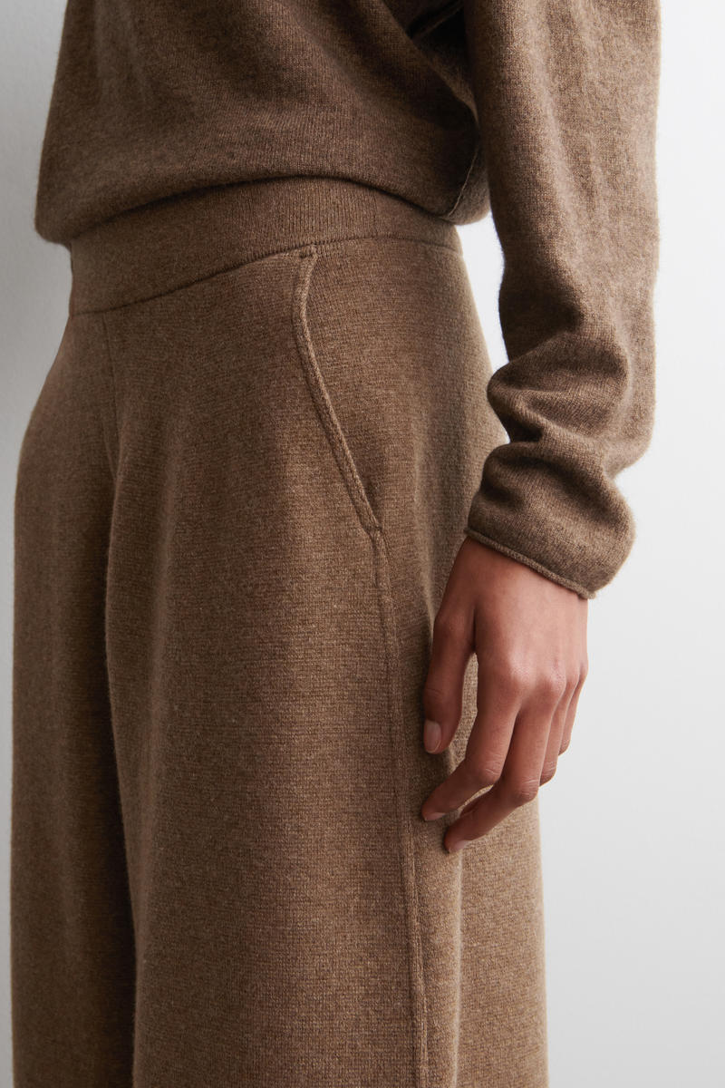 COS メリノウールバレルレッグパンツ