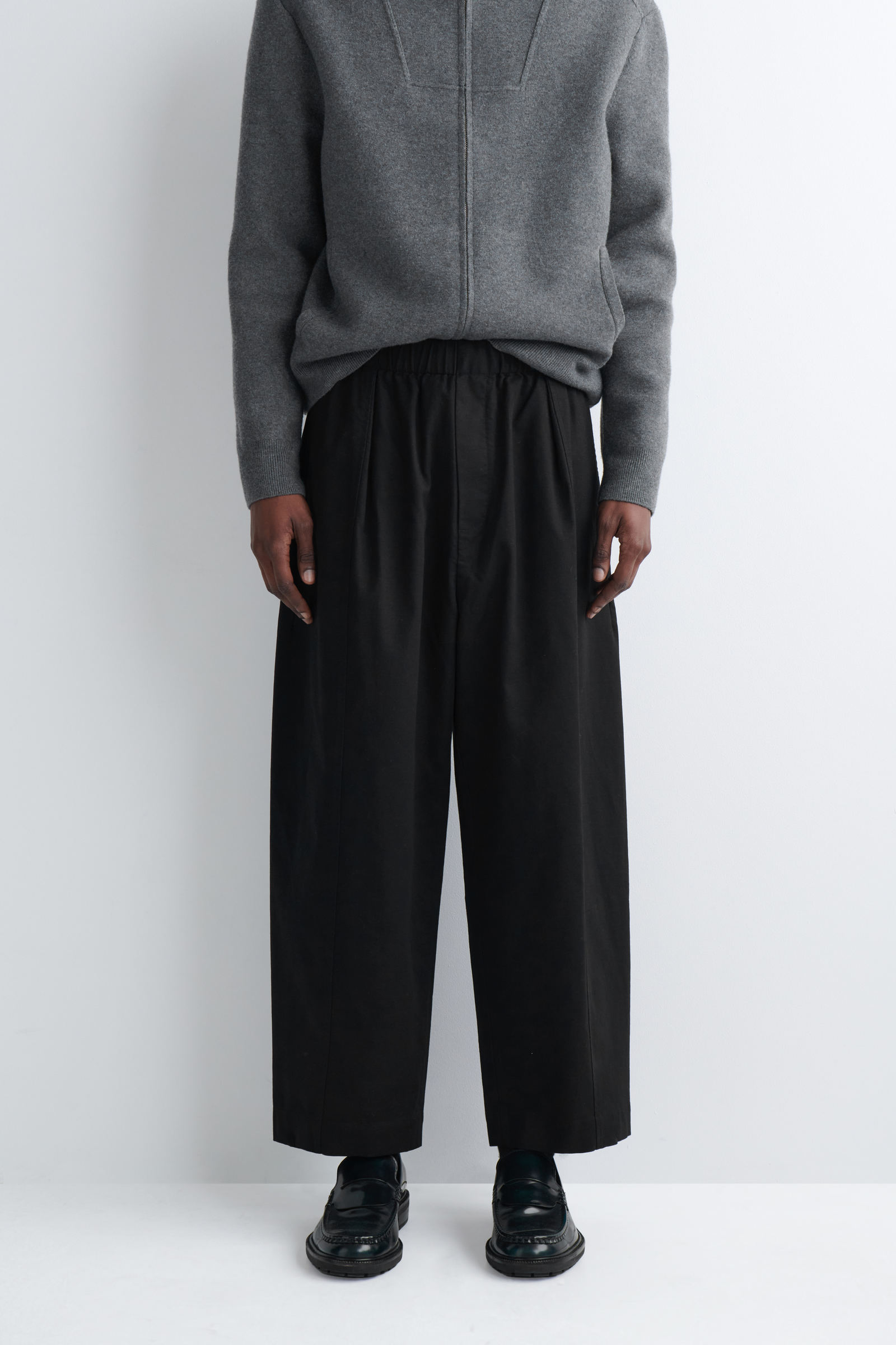 COTTON CROPPED BARREL-LEG TROUSERS クロップドバレルレッグパンツ