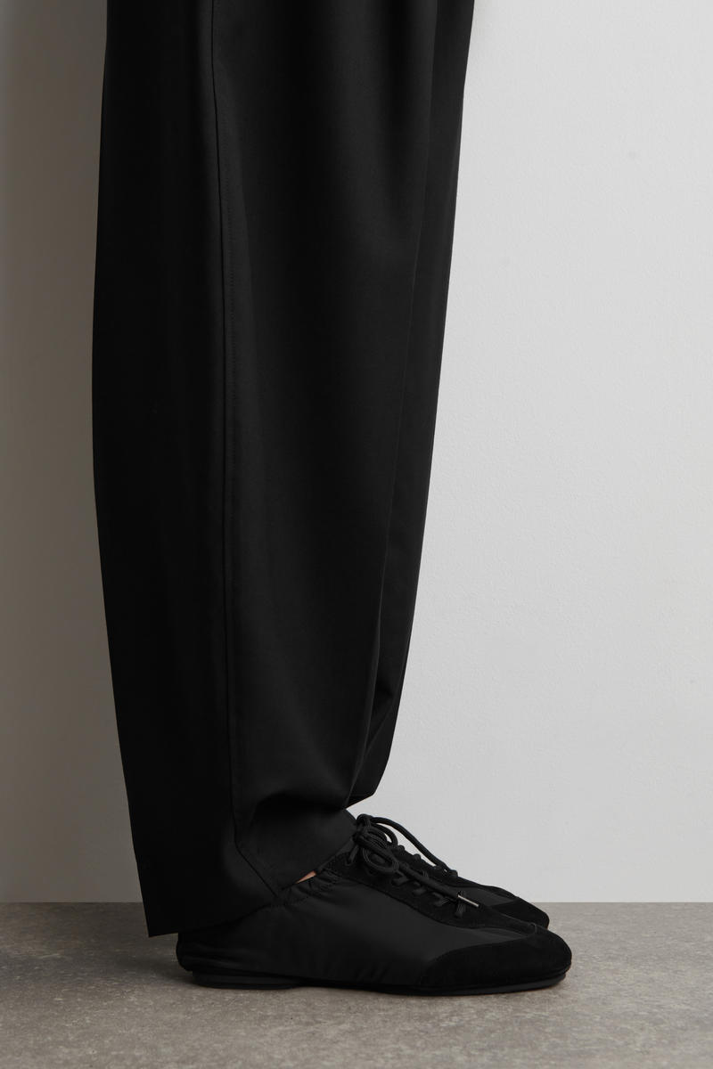 COS スエードナイロン バレエスニーカー